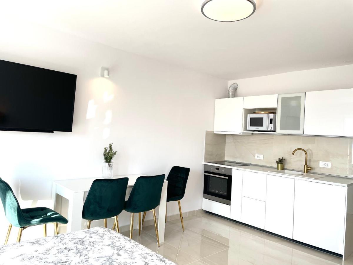 Apartment Vila ** Stinica Exterior photo